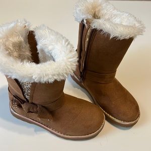 NWOB girl’s Magellan brand boots with fur. Size 11